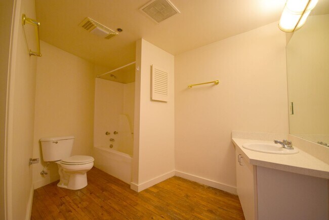 Building Photo - 313