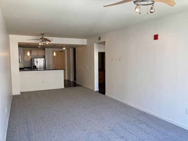 Building Photo - Rare 1B+Den/1BA Metrome Condo w/ Balcony, ...