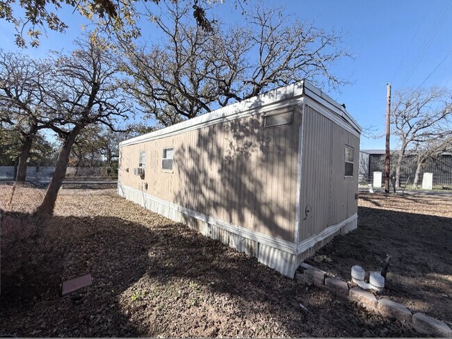 Foto del edificio - 215 Weeks Rd