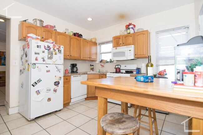 Foto del edificio - Large Unit in Allston, Steps from the T St...