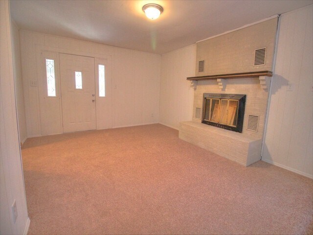 Foto del edificio - 3 Bedroom 2 Bath Home With Large Garage!!