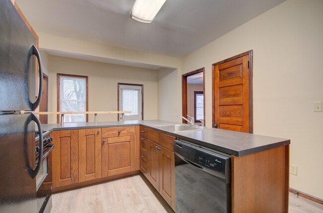 Building Photo - 811 John St