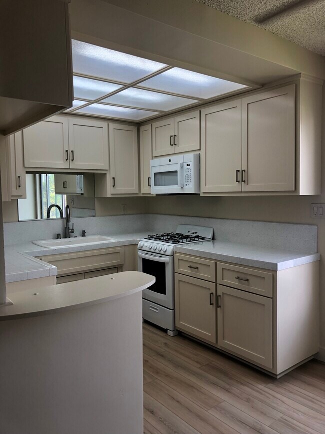 Pacific Lanai Apartments Apartments in Manhattan Beach, CA