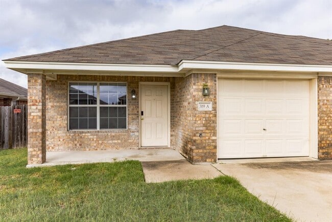 Building Photo - 319 Cedar Ridge Dr