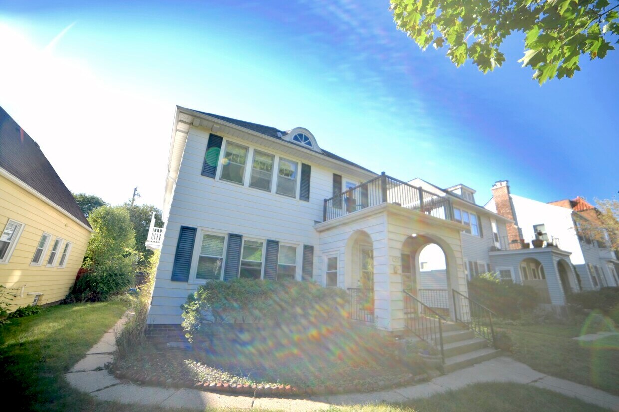 Primary Photo - 3939 N Farwell Ave