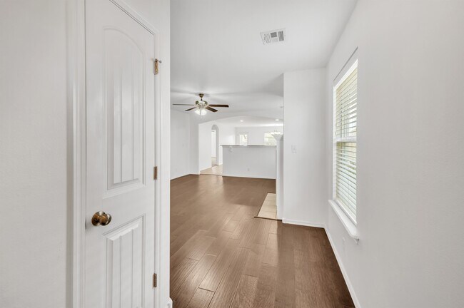 Foto del edificio - 3912 W 104th Ct S