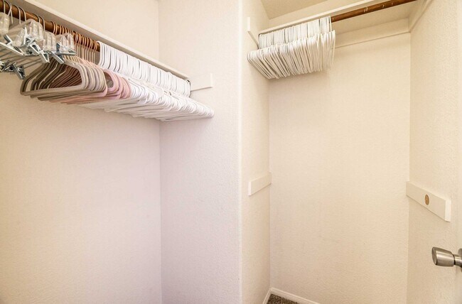 Foto del edificio - Cute 2 Bedroom Condo FOR RENT!