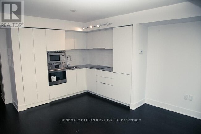 Building Photo - 955 Bay St.