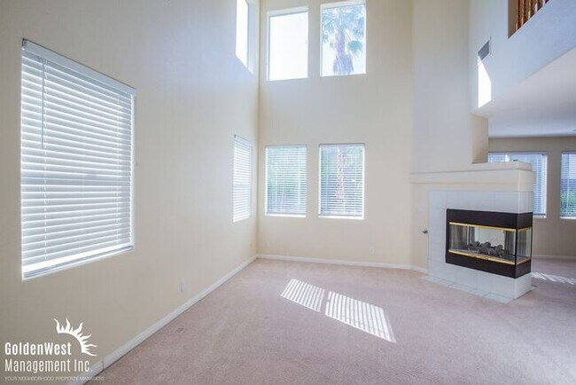 Foto del edificio - Stunning 3Bdm 2.5Ba Two-Story Home in Peccole Ranch!