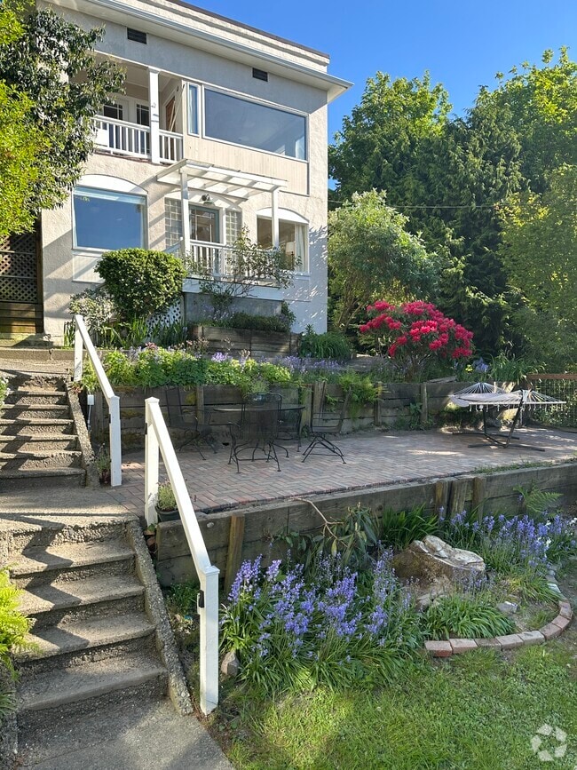 Building Photo - 2424 Hobart Ave SW