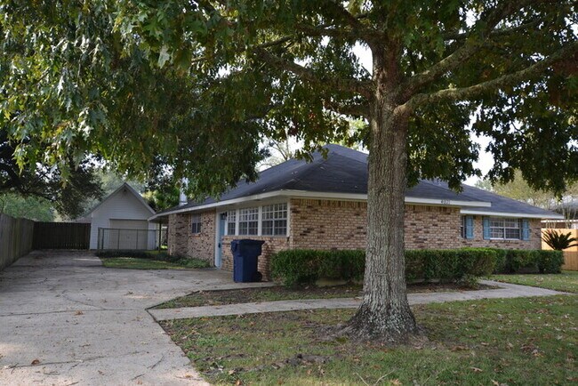 Building Photo - 40221 Bordeaux St