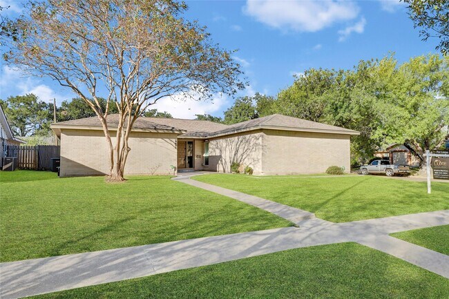 Foto del edificio - 8802 Tanager St