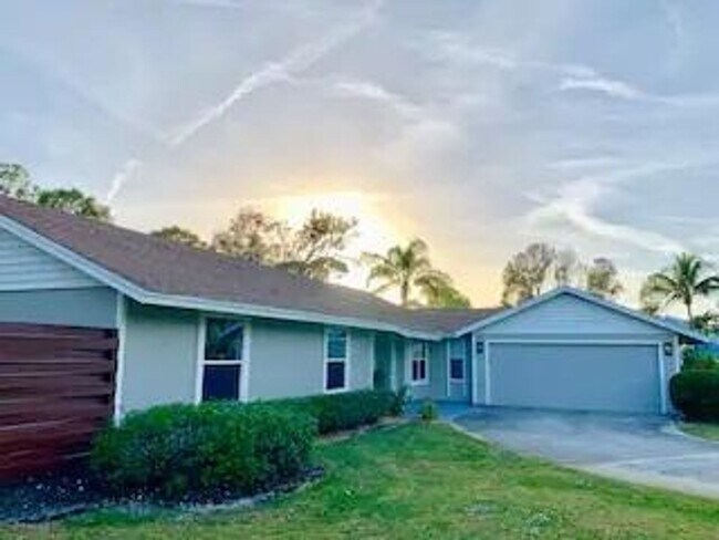 Building Photo - Jensen Beach Pool Home Short Term