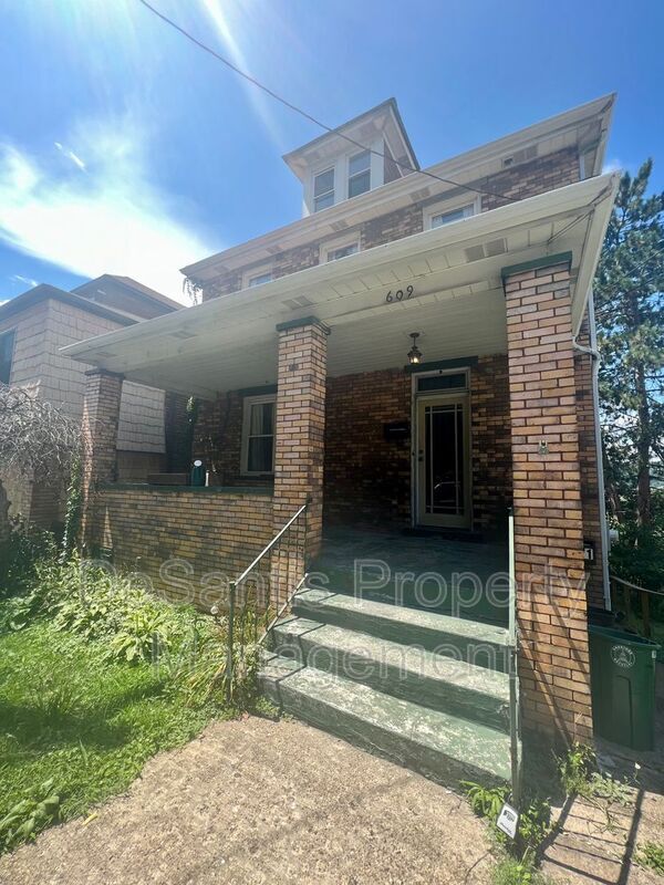 Building Photo - 609 Pine St
