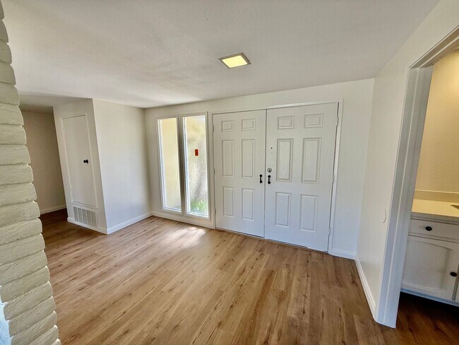 Foto del edificio - Spacious 4 bedroom 2 bath home located in ...