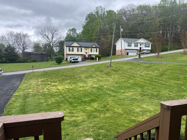 Foto del edificio - 3 bedroom / 2 bath + den located in Jonesborough