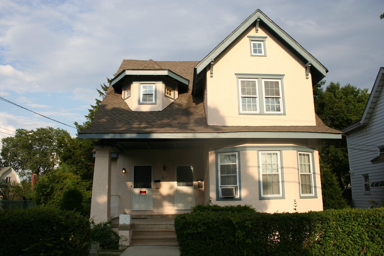 Entire second floor apt - 265 Oakview Ave