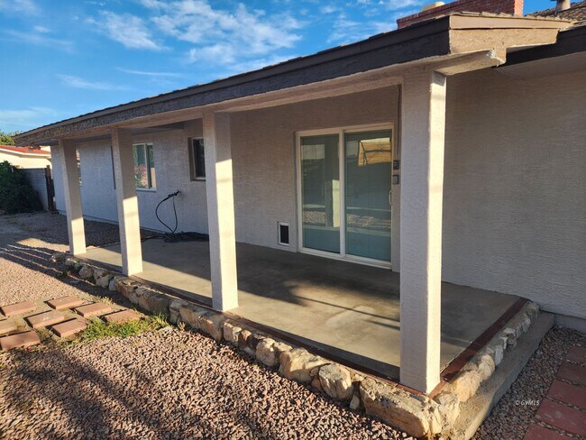 Foto del edificio - 830 W Stirrup Dr