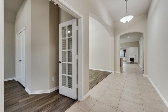 Foto del edificio - Charming 3-Bedroom Home with 2 Full Baths ...