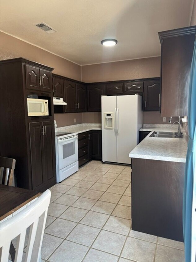 Foto del edificio - RENTAL Fully Furnished 3 bedroom home