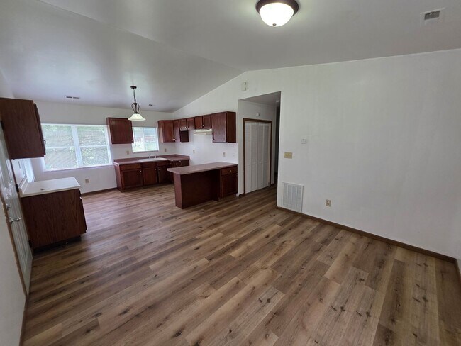 Foto del edificio - 3 Bedroom / 1.5 Bath Home in Lake Station