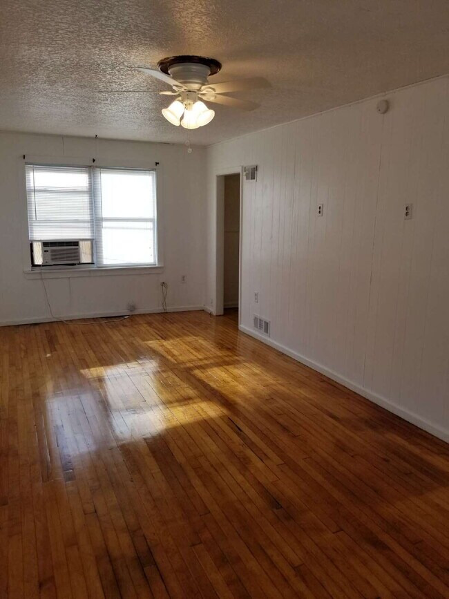 Building Photo - TWO BEDROOM HOME WITH GARAGE