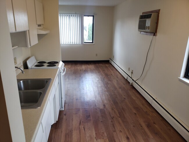 Building Photo - 2400 Larpenteur Ave W