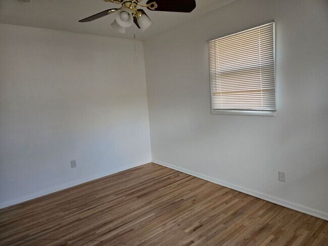 Foto del edificio - 4200 Lake Breeze Ave N