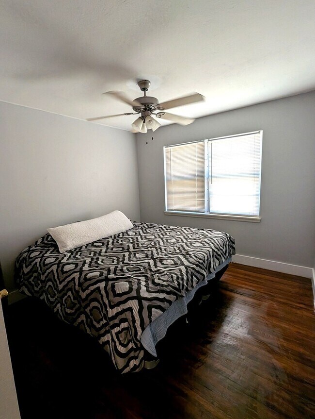 Foto del edificio - 1202 Douglas Dr