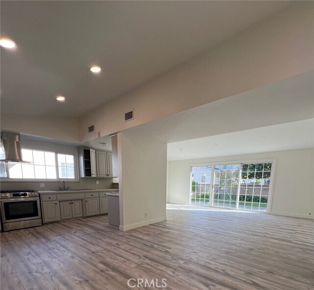 Building Photo - 9886 Brockway St