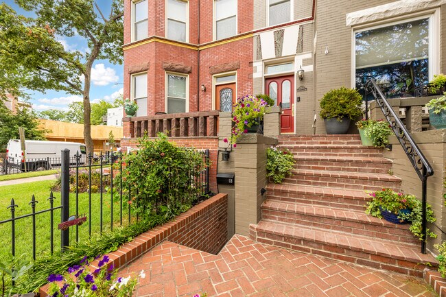 Building Photo - 2331 1st St NW
