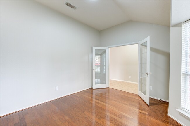 Foto del edificio - 2608 Shady Springs Ct