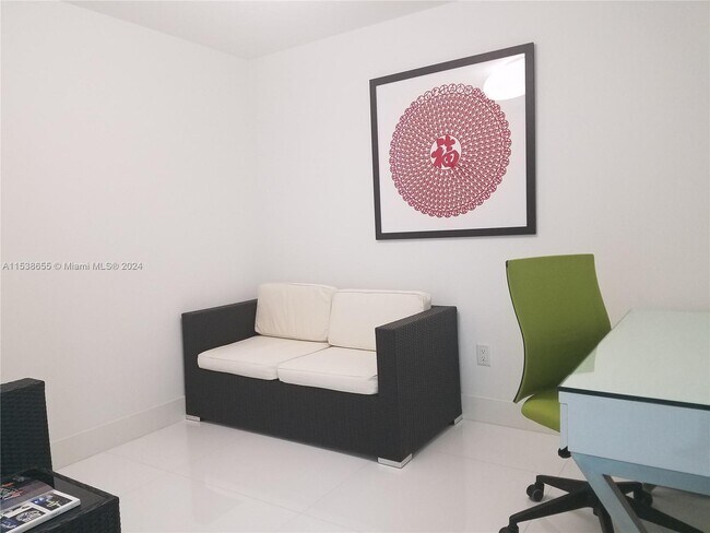 Building Photo - 1300 Brickell Bay Dr