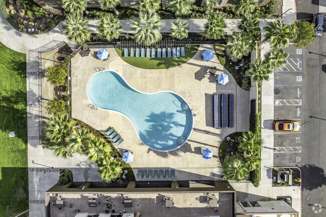 Vista aérea de piscina de 90 grados - The Crossings Student Apartments