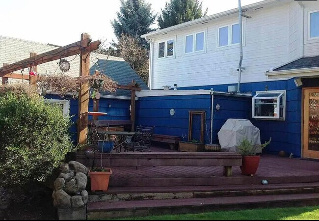 Building Photo - 635 SE Viewmont Ave