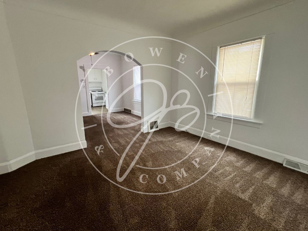 Building Photo - Large 3 Bedroom home with 2 full Baths in ...