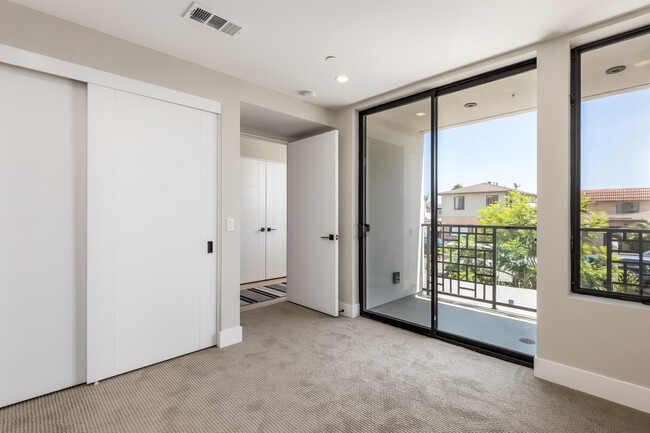 Building Photo - Bayview Townhomes at Point Loma