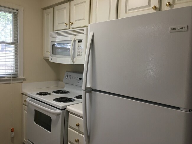 Foto del edificio - ONE LEVEL CONDO NEAR REX HOSPITAL -Firepla...