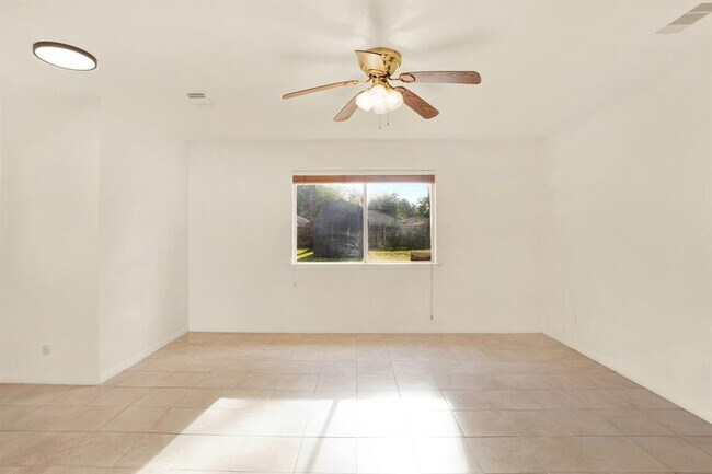 Foto del edificio - 2123 N Austin Ave