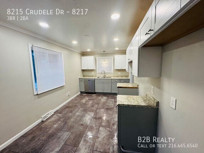 Foto del edificio - 8215 Crudele Dr