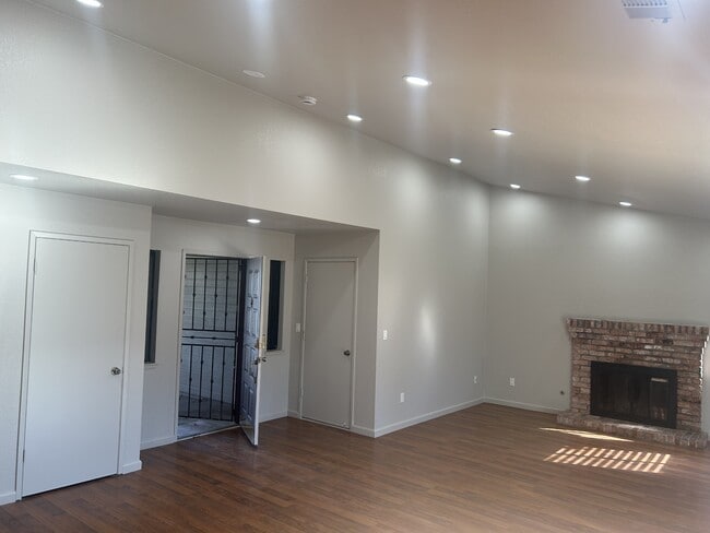 Foto del edificio - 1728 Colin Ln