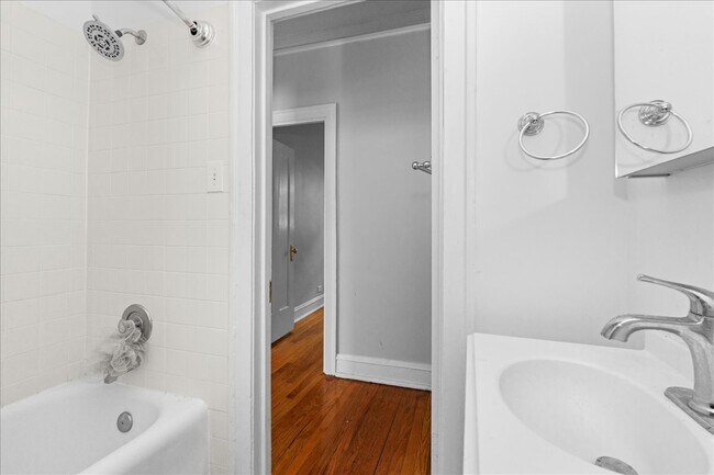 Foto del edificio - 2348 W Addison St