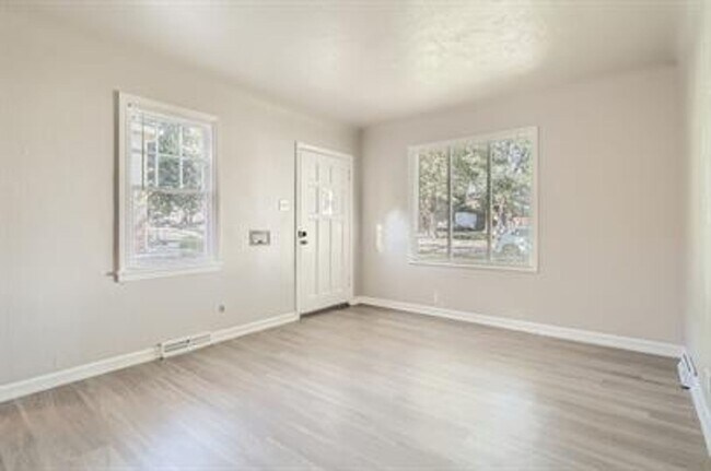 Building Photo - Updated 4-Bed Home, Finished Basement and ...