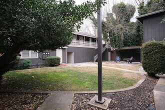 Building Photo - 424 Sycamore Ave