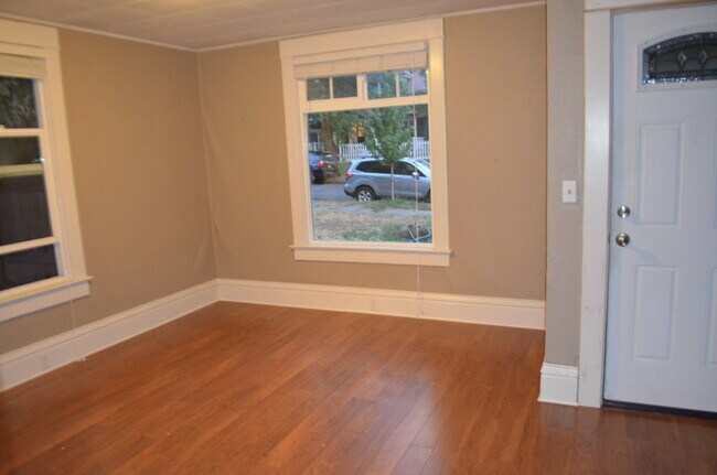 Sala de estar - 511 E Indiana Ave