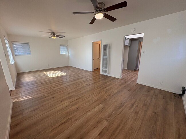 Foto del edificio - 3011 E 7th St