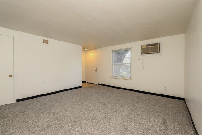 Building Photo - 146 Forest St