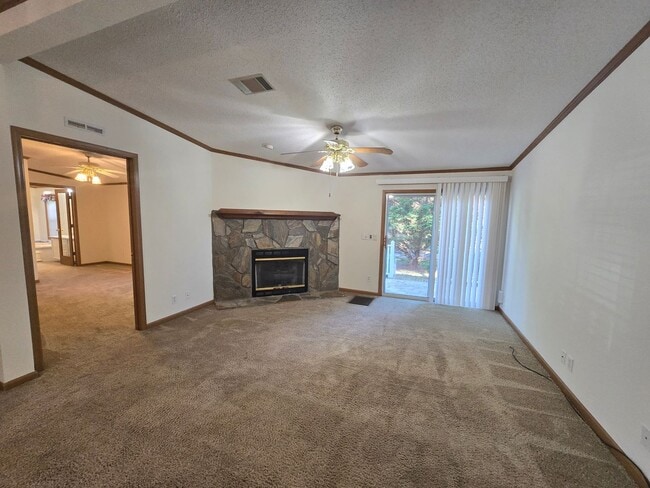 Building Photo - New Listing!!