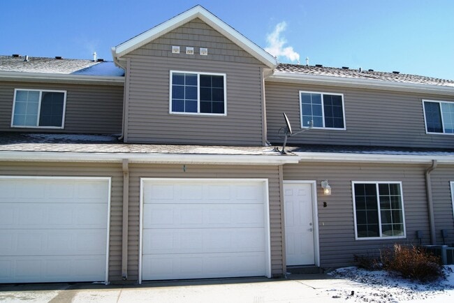 Building Photo - Westport Beach Townhomes 2 and 3 Bedrooms