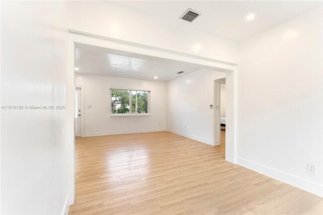 Foto del edificio - 810 NW 7th St